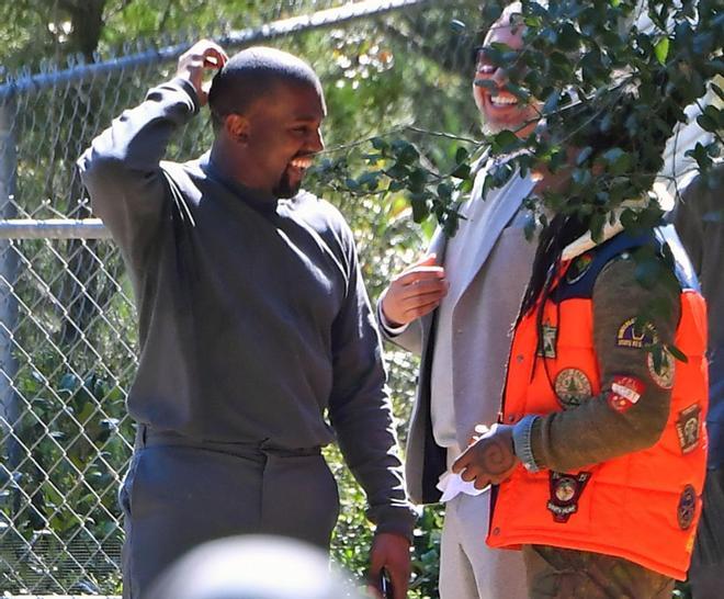 Kanye West, sonriente y feliz antes de dar la misa