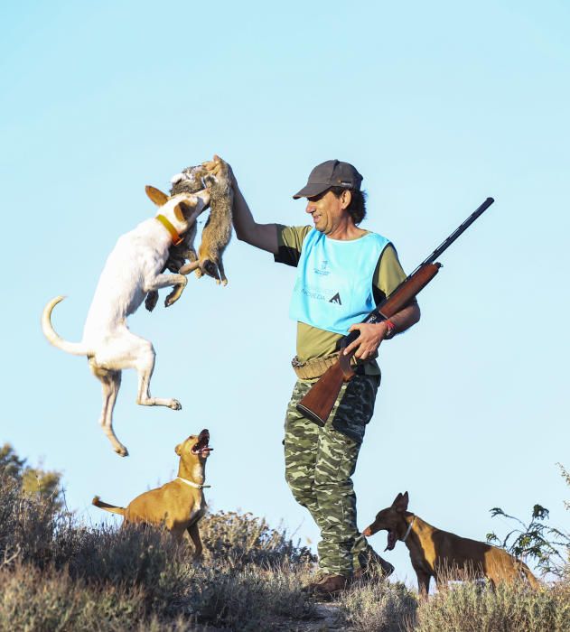 Diez mil cazadores inician la temporada de caza del conejo