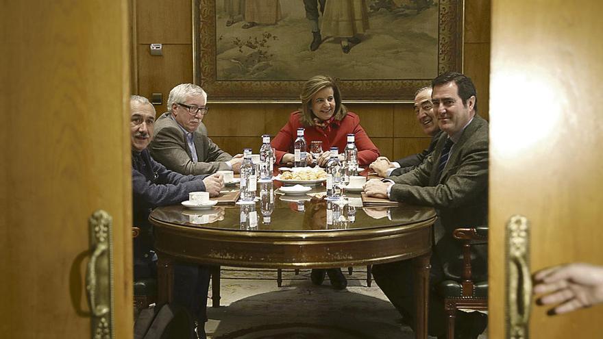 Por la izquierda, Álvarez, Fernández Toxo, Báñez, Rosell y Garamendi, en una reunión anterior. // Efe