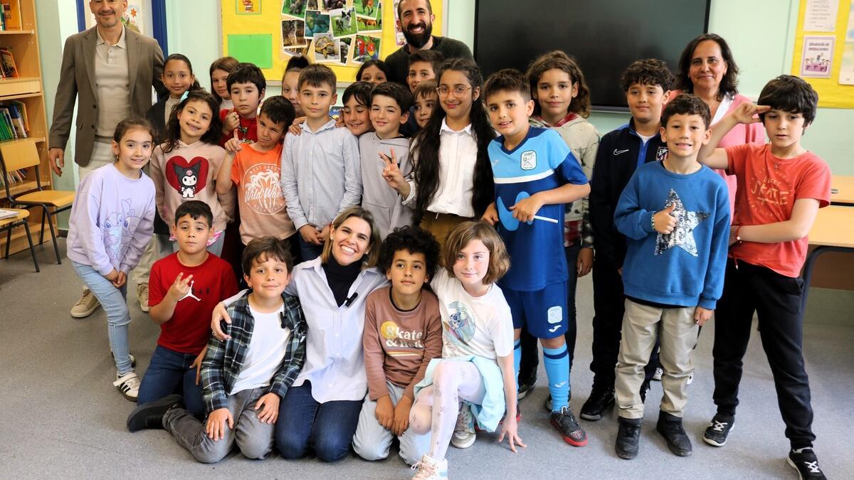 La alcaldesa de Alcalá, Judith Piquet, con los alumnos del CEIP Cardenal Cisneros