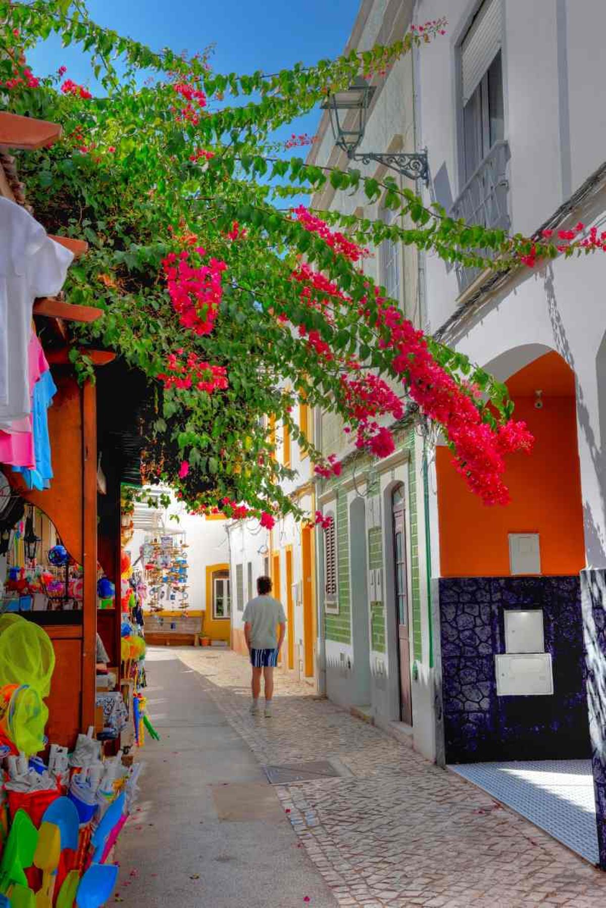 Calles coloridas y buganvilla, la combinación es imbatible