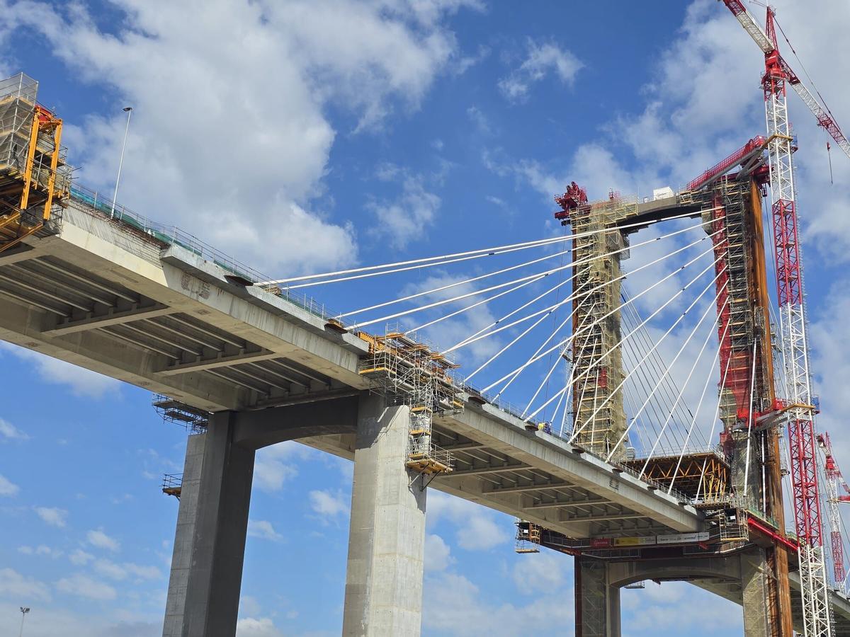 Obras de sustitución de tirantes del Puente del Centenario en Sevilla