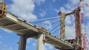 Obras de sustitución de tirantes del Puente del Centenario en Sevilla
