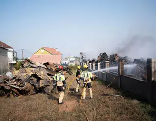 Las tareas de extinción del incendio en Impex necesitarán dos días más como mínimo