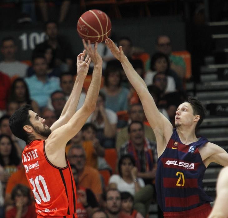 El Valencia Basket tumba al Barcelona