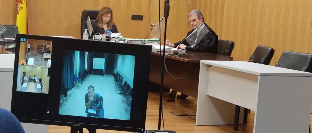 El acusado compareció por videoconferencia desde el centro penitenciario.