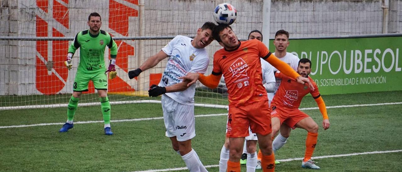 Un lance de juego del choque que disputaron en la primera vuelta el Atzeneta y la Peña Deportiva, que finalizó con empate a uno en el marcador del estadio El Regit.