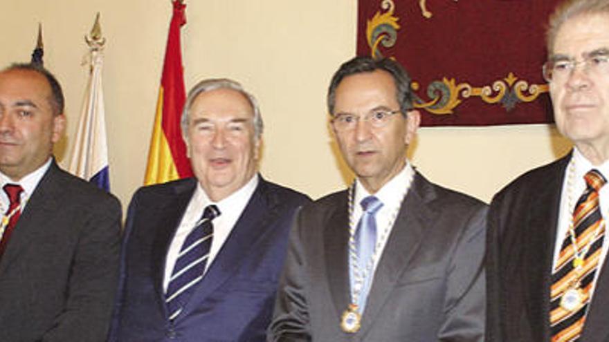 De izquierda a derecha, Julio Cruz, Jerónimo Saavedra, Antonio Castro y José Miguel González, ayer, en La Palma.