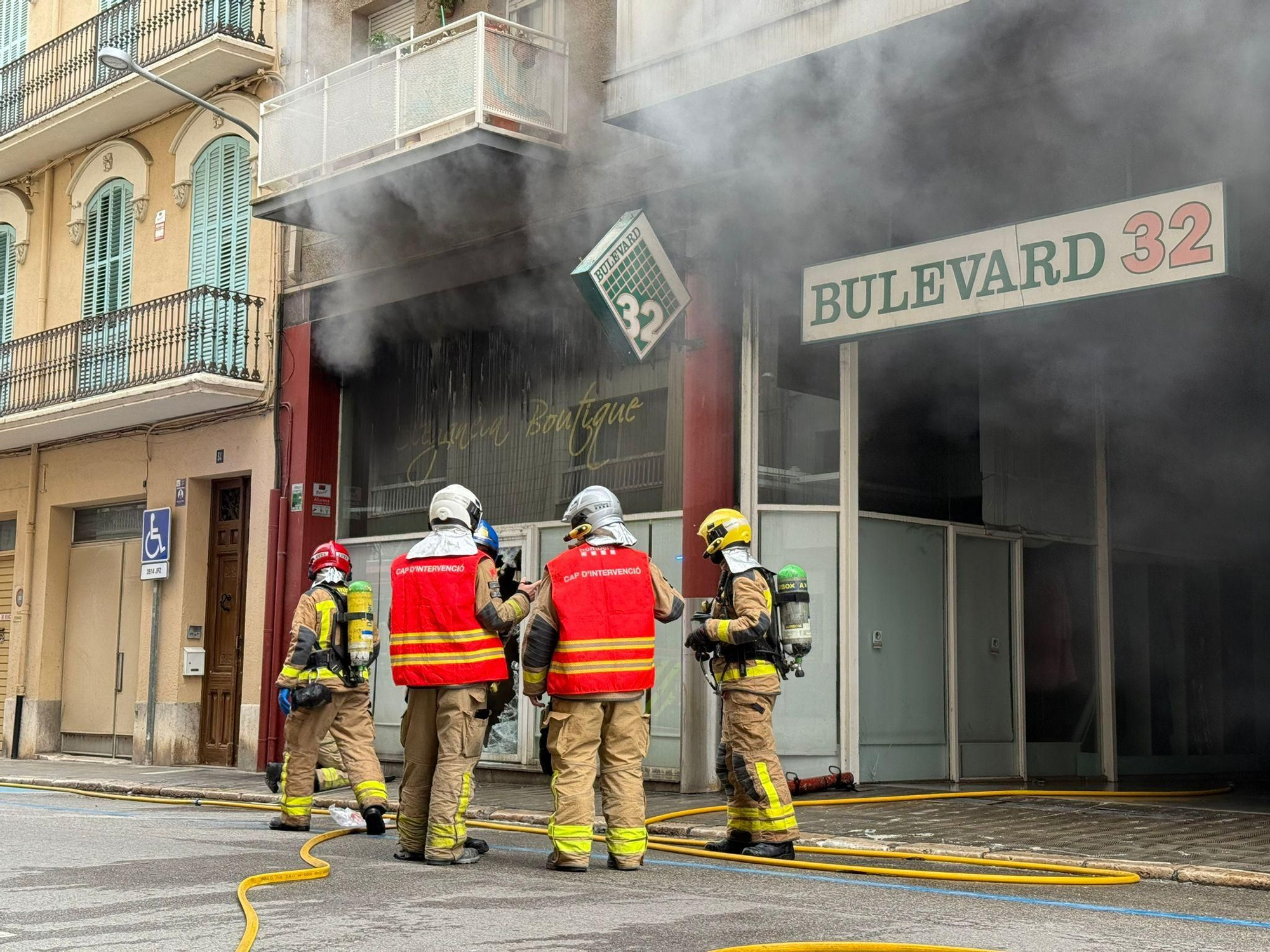 Les imatges de l'incendi en una perruqueria de Figueres