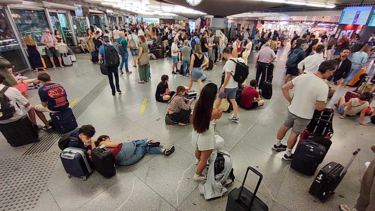El  efecto tapón  de la avería entre Sevilla y Madrid mantiene los retrasos en Atocha y se extiende a Barcelona