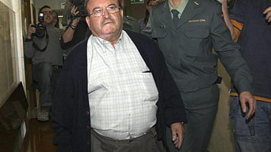 El alcalde de Librilla, José Martínez, detenido por su presunta implicación en una trama de corrupción urbanística en el citado municipio murciano, escoltado por agentes de la Guardia Civil antes de prestar declaración ante el juez.
