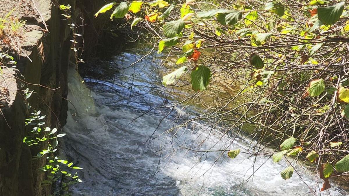 El agua extraída del pozo, que genera el llamado arroyo Polio, y que servirá para producir energía. | A. V.