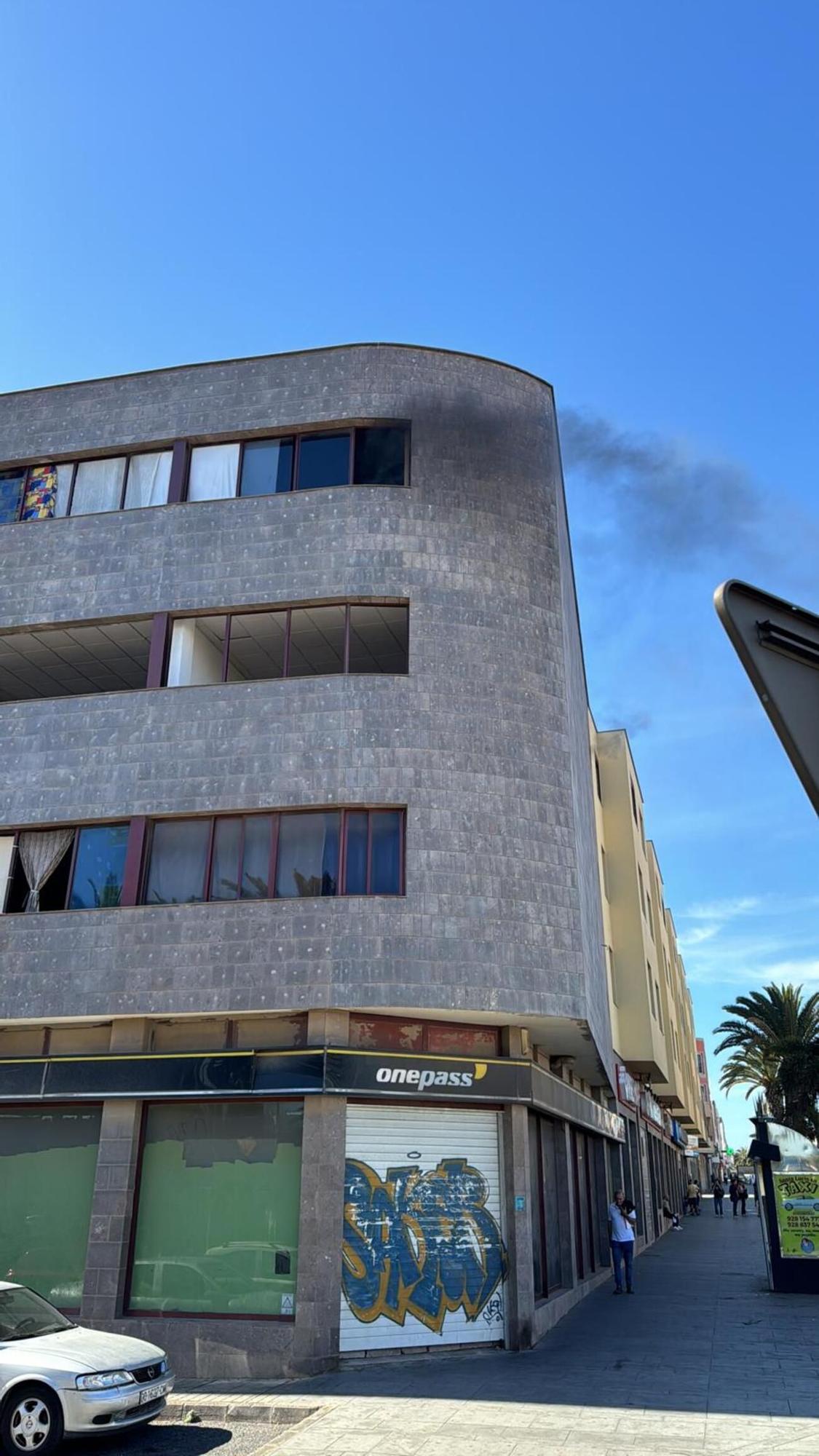 Un incendio obliga a desalojar un edificio con okupas en Vecindario