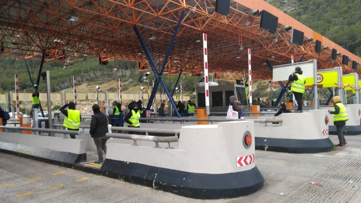 Miembros del CDR irrumpieron, ayer, en el peaje de la C-32 en Sitges.