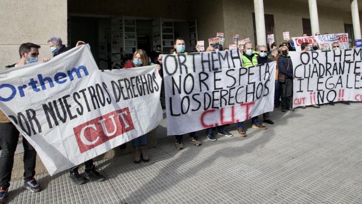 Protesta de los trabajadores del servicio de ambulancias. | JUAN CARLOS CAVAL