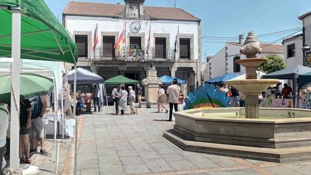 Puestos de artesanía local en la plaza de Requejo de Bermillo de Sayago.