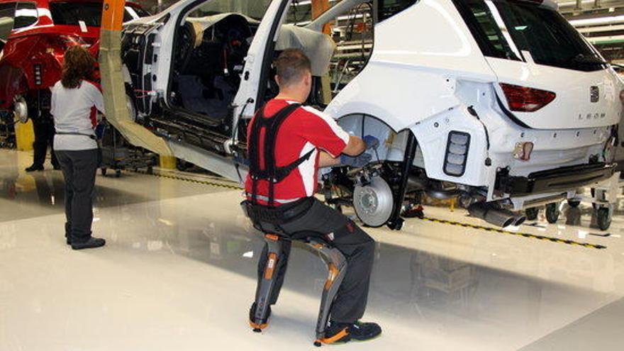Un operari de Seat equipat amb un exosquelet