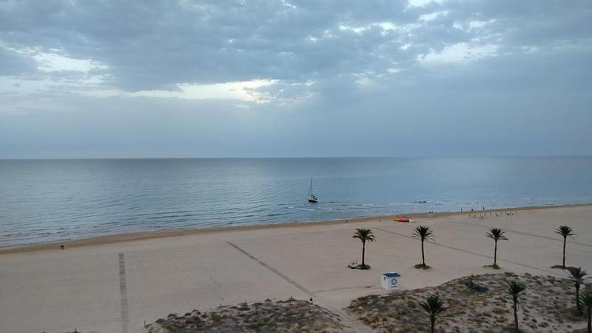 Un velero encalla en la playa Nord.