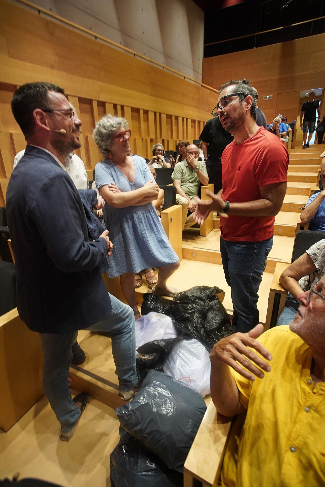 Girona Auditori alcalde de Girona, Lluc Salellas,conferència balanç meitat de mandat propostes pels pròxims dos anys Protesta veí amb bosses escombraries per la brutícia que hi ha als carrers contenidors recollida selectiva