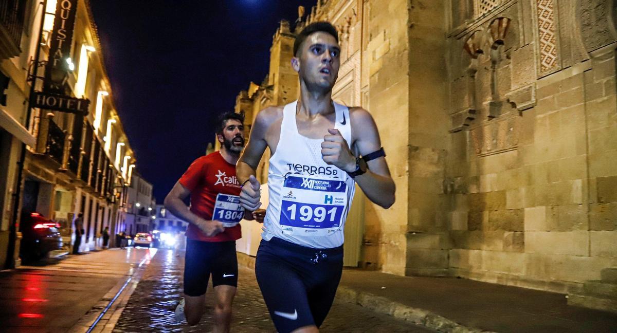 Varios atletas, durante la pasada eedición de la Nocturna Trotacalles.