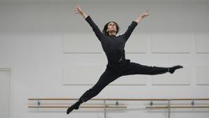 Javier Mejía desafía a la gravedad en la escuela Yerakhavets Ballet Academy, donde trabaja.