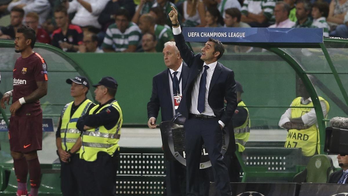 Valverde da instrucciones a sus jugadores en el estadio Alvalade de Lisboa.