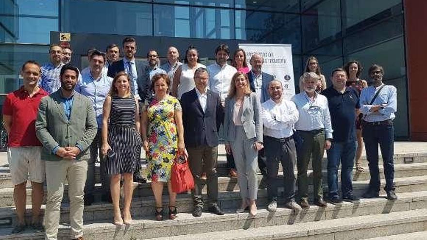 Participantes en las jornadas, con Rubén Hidalgo -segundo por la izquierda, delante-, Cristina Fanjul -junto a él- y Eva Pando -quinta por la izquierda.