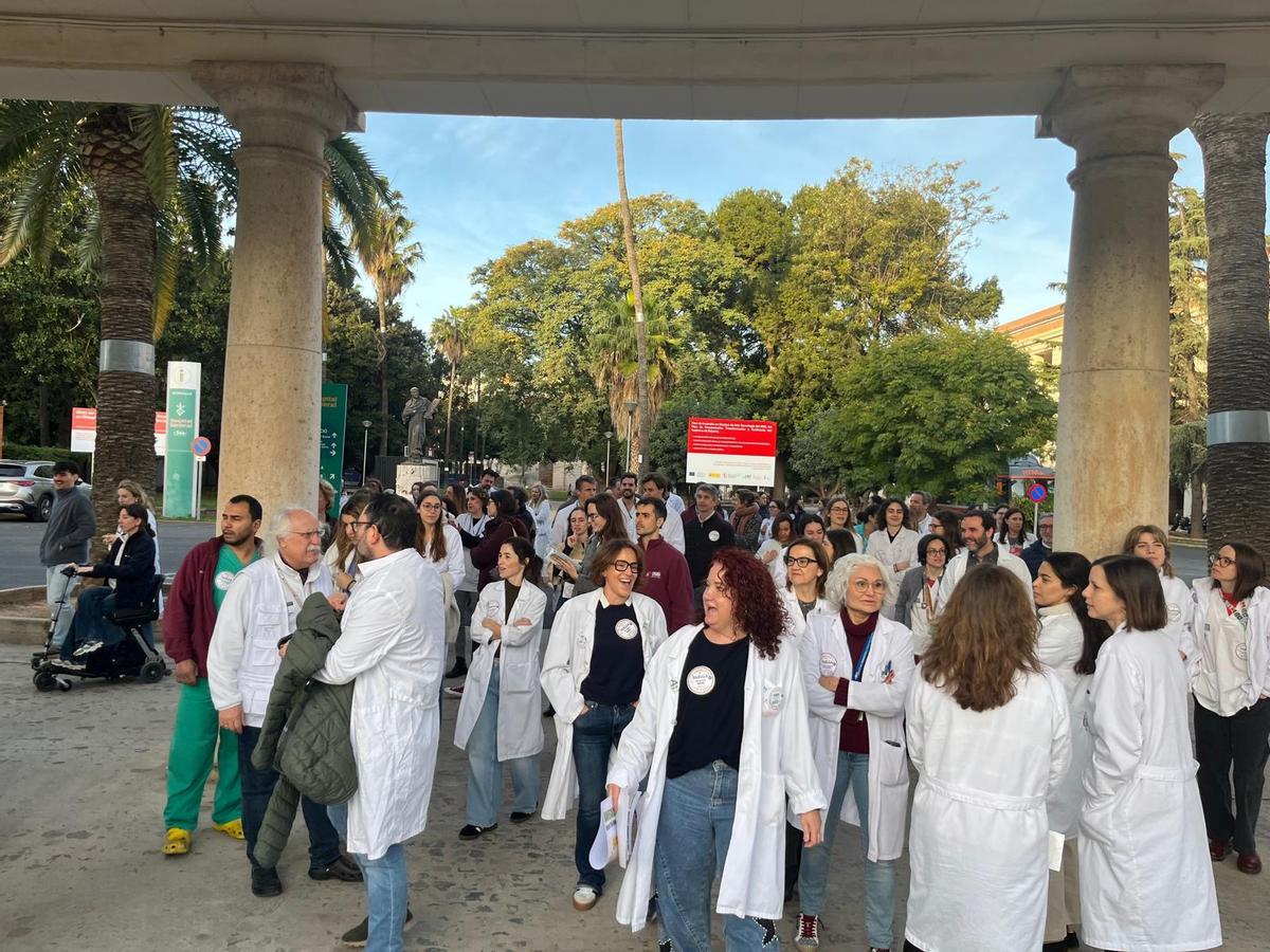 Concentración en el Hospital General en el primer día de la quinta huelga de médicos en un año
