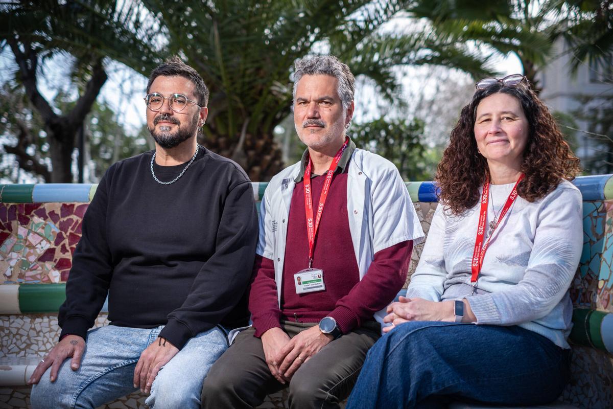 Retrato grupal de Ivan Herrador (voluntario de la entidad Sant Boi en Positiu TransVIH+), Vicens Díaz de Brito (cap de malalties de recerca del Parc Sanitari de Sant Joan de Déu de Sant Boi de Llobregat) i Susana Ochoa (investigadora del PSSJD)