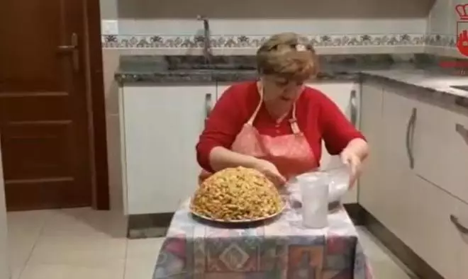 Petra Calero prepara una canelilla como aprendió de su suegra, la conocida dulcera Valentina