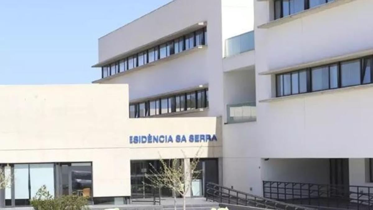 Parte de la fachada de la residencia Sa Serra, en Sant Antoni.
