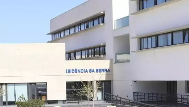Sofocan un pequeño incendio en el sótano de la residencia Sa Serra, donde había seis trabajadores para 82 usuarios