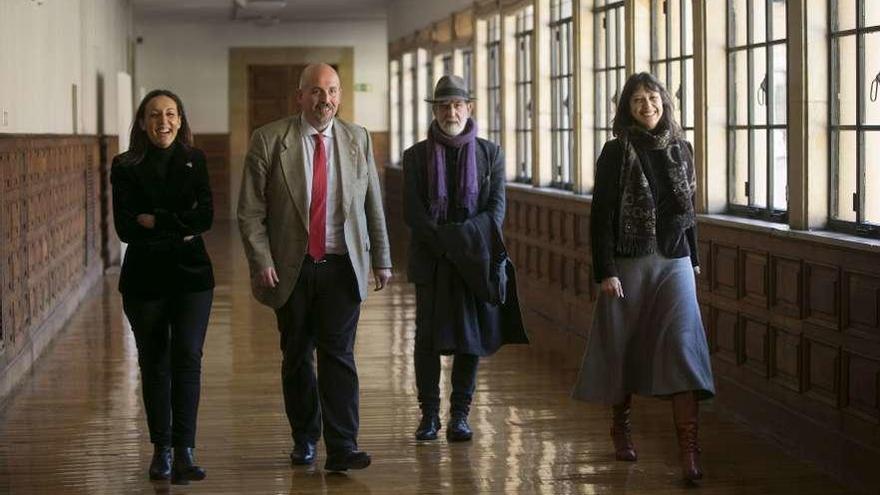 Por la izquierda, María Álvarez, Francisco Borge, Alberto Manzano y Miriam Perandones, ayer, en el edificio histórico de la Universidad.