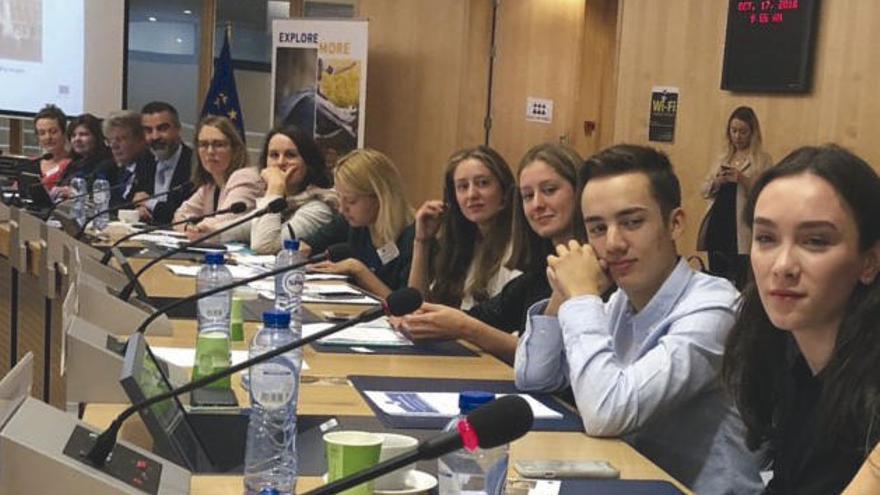 Antonio Ramos, junto a otros participantes en Interraíl, ante la Comisión Europea.