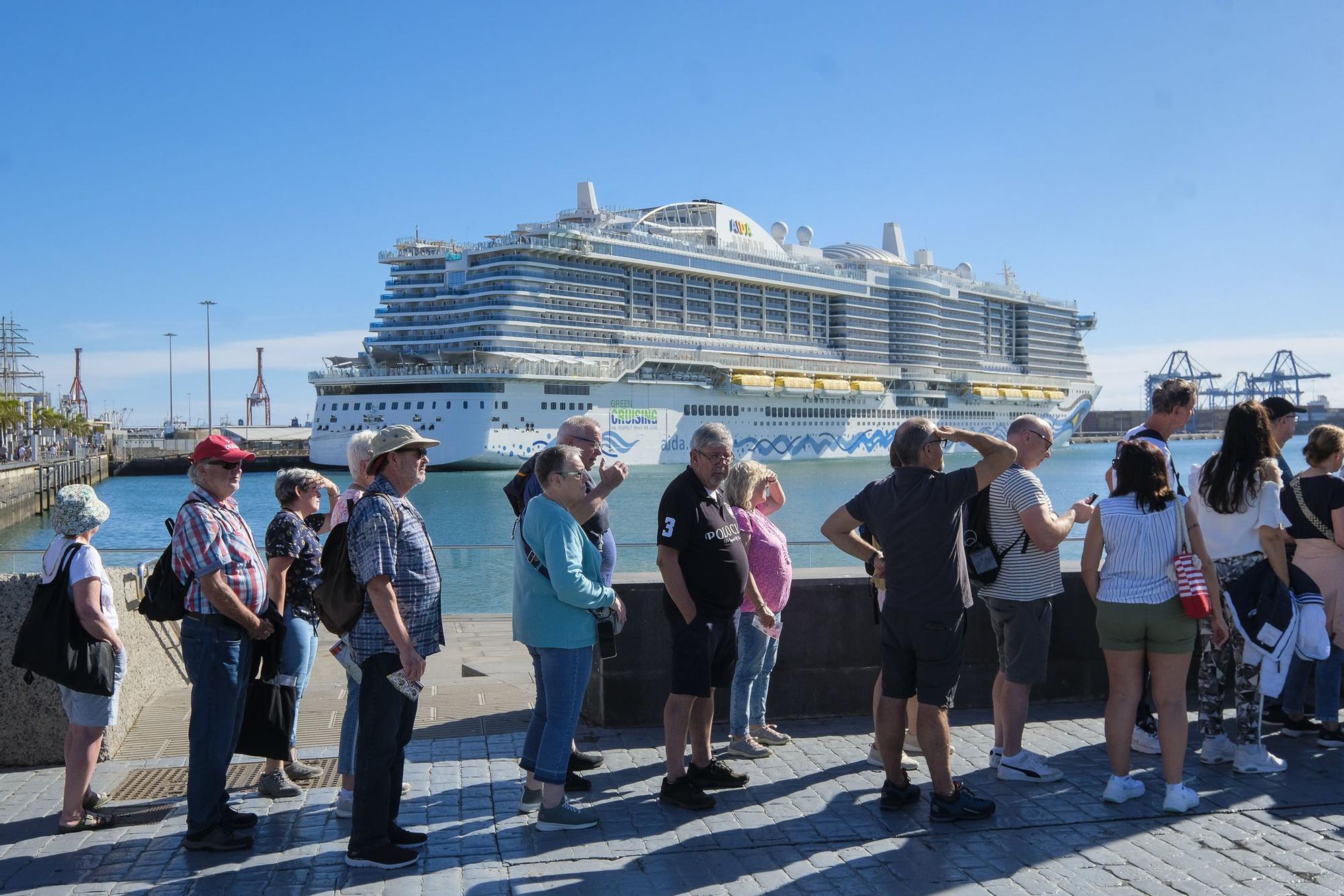 Primera escala en Canarias del 'Aida Cosma'