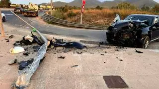 Un coche de alta gama derriba una farola que cae sobre otro vehículo en Ibiza