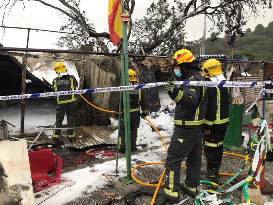 La Policía Nacional investiga las causas que originaron, en la madrugada del martes al miércoles, el incendio de una casa de chapa en el Camino de la Sierra, en Churriana, y en el que perdieron la vida dos personas.