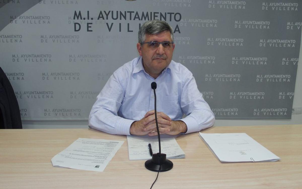 El concejal de Hacienda de Villena, Juan José Olivares, durante una comparecencia en el Ayuntamiento.