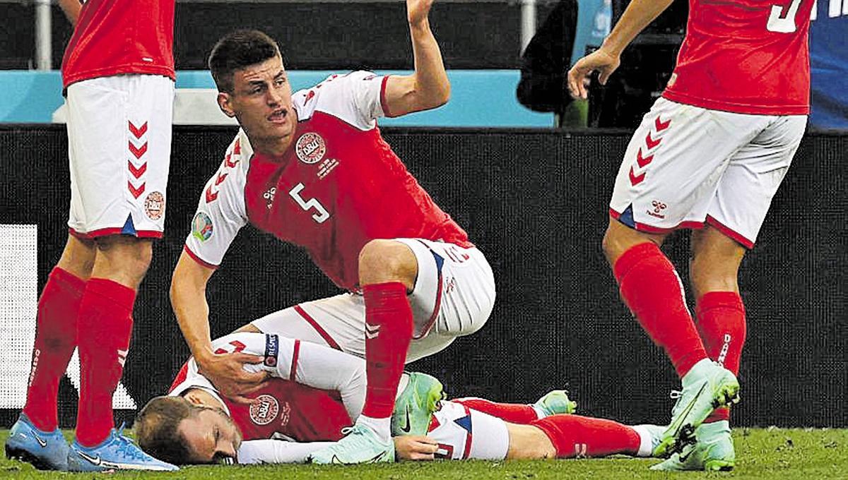 Momento en el que el jugador danés sufrió un paro cardiaco.