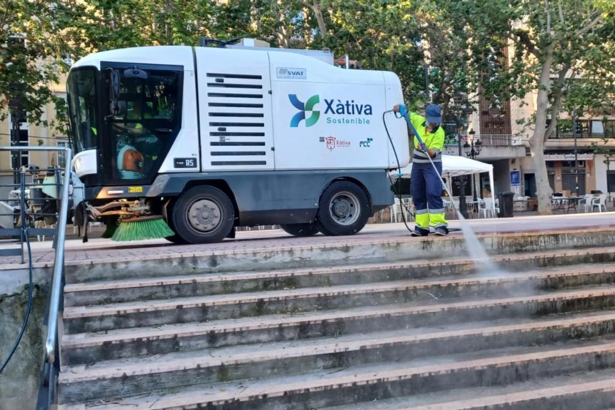 Limpieza con agua a presión en la Albereda de Xàtiva.