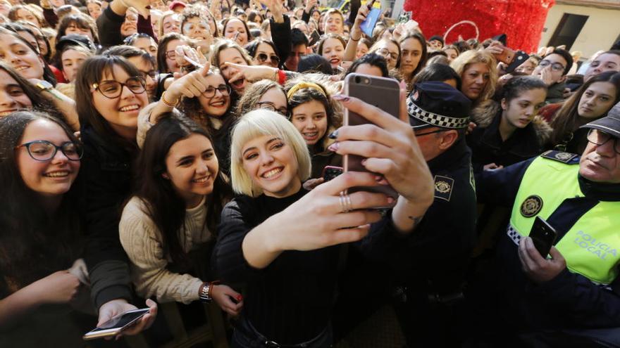 Alba Reche se hace un selfi con sus seguidoras durante un acto en el Ayuntamiento ilicitano.