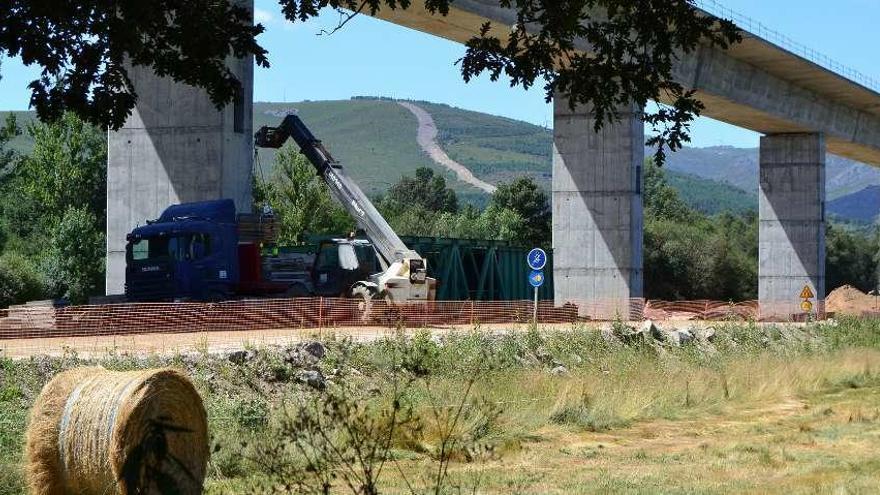 Obras del AVE en el viaducto de Pedralba de la Pradería a Requejo.