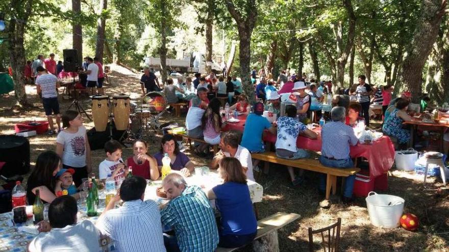 Carmoega se llenó ayer de familiares y amigos para celebrar su tradicional Festa do Río.