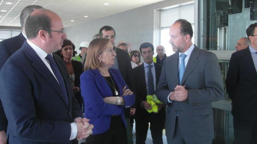 El alcalde de Orihuela con la ministra de Fomento, esta mañana en la estación