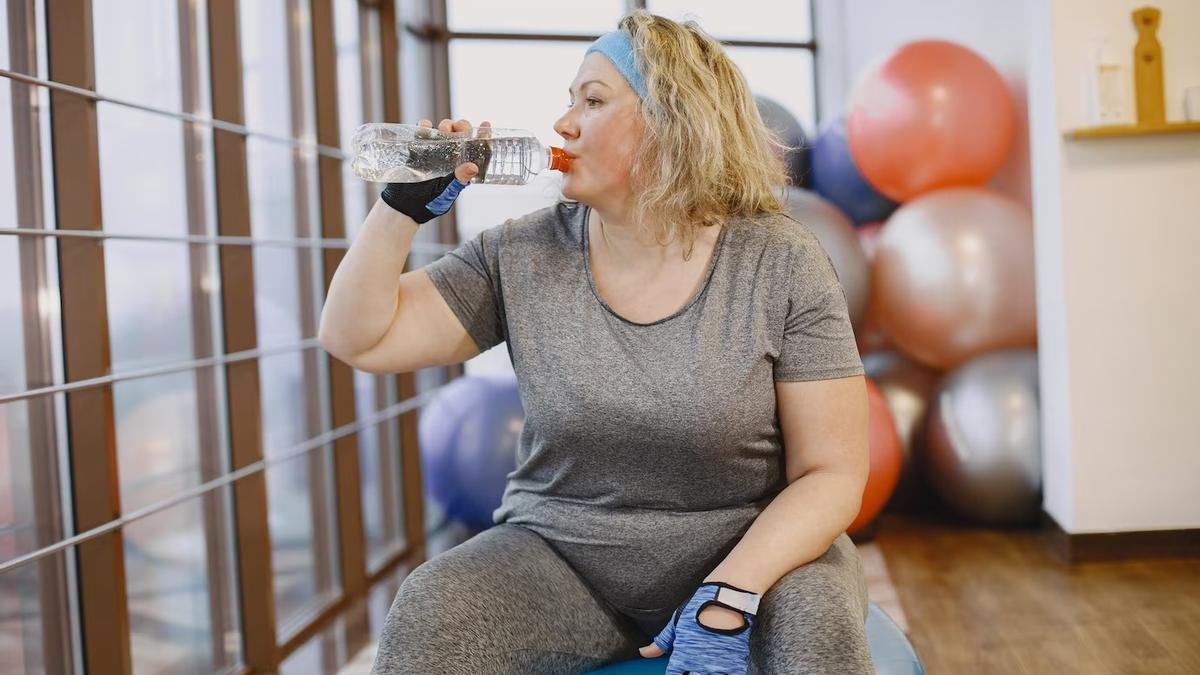mujer gorda dieta fitness senora sentada fitball bebiendo agua 1157 48533 1 11zon