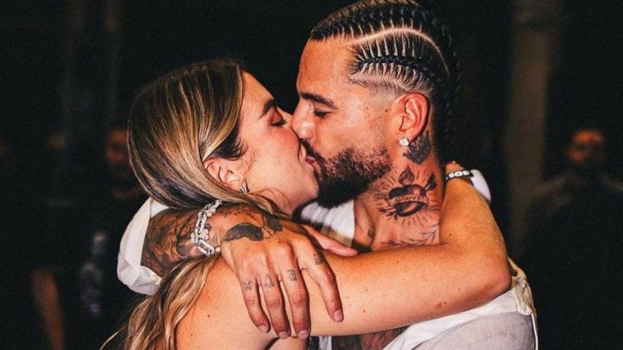 Maluma se tatúa en el cuello el nombre de la hija que espera junto a Susana Gómez