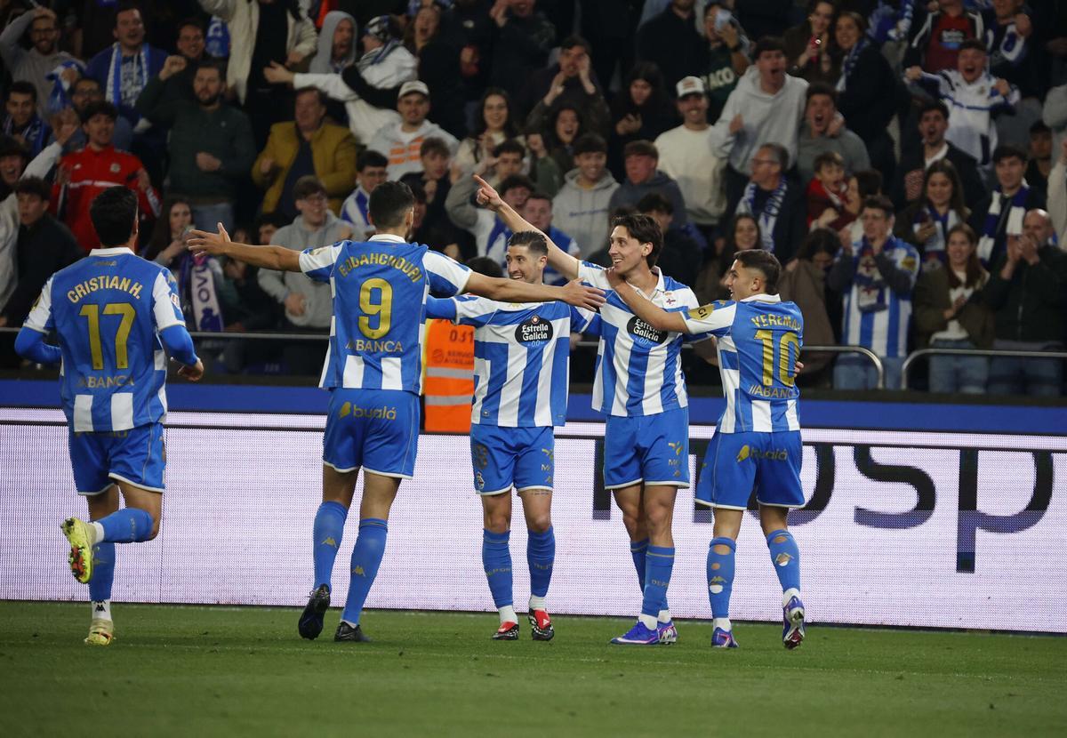 Los jugadores del Deportivo celebran el gol de Mulattieri contra el Zaragoza.