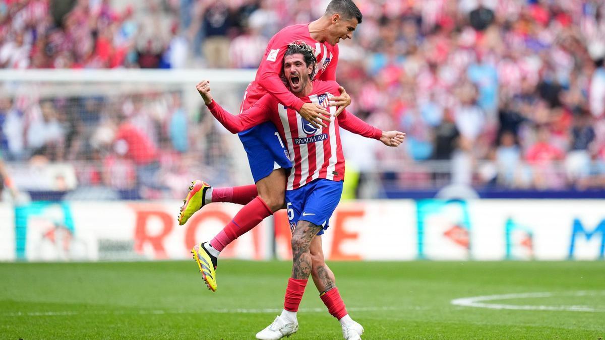 Morata abraza a De Paul, autor del gol del triunfo del Atlético frente al Celta en el Metropolitano.
