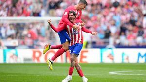 Morata abraza a De Paul, autor del gol del triunfo del Atlético frente al Celta en el Metropolitano.