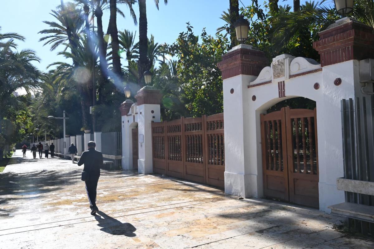 La entrada al Parque Municipal de Elche ha estado cerrada todo el día